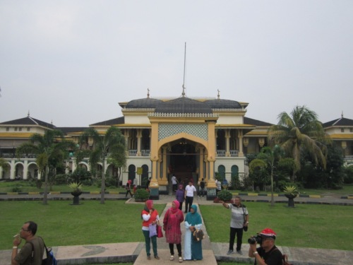 Berkunjung ke Istana Maimoen Keluyuran di Kota Medan 